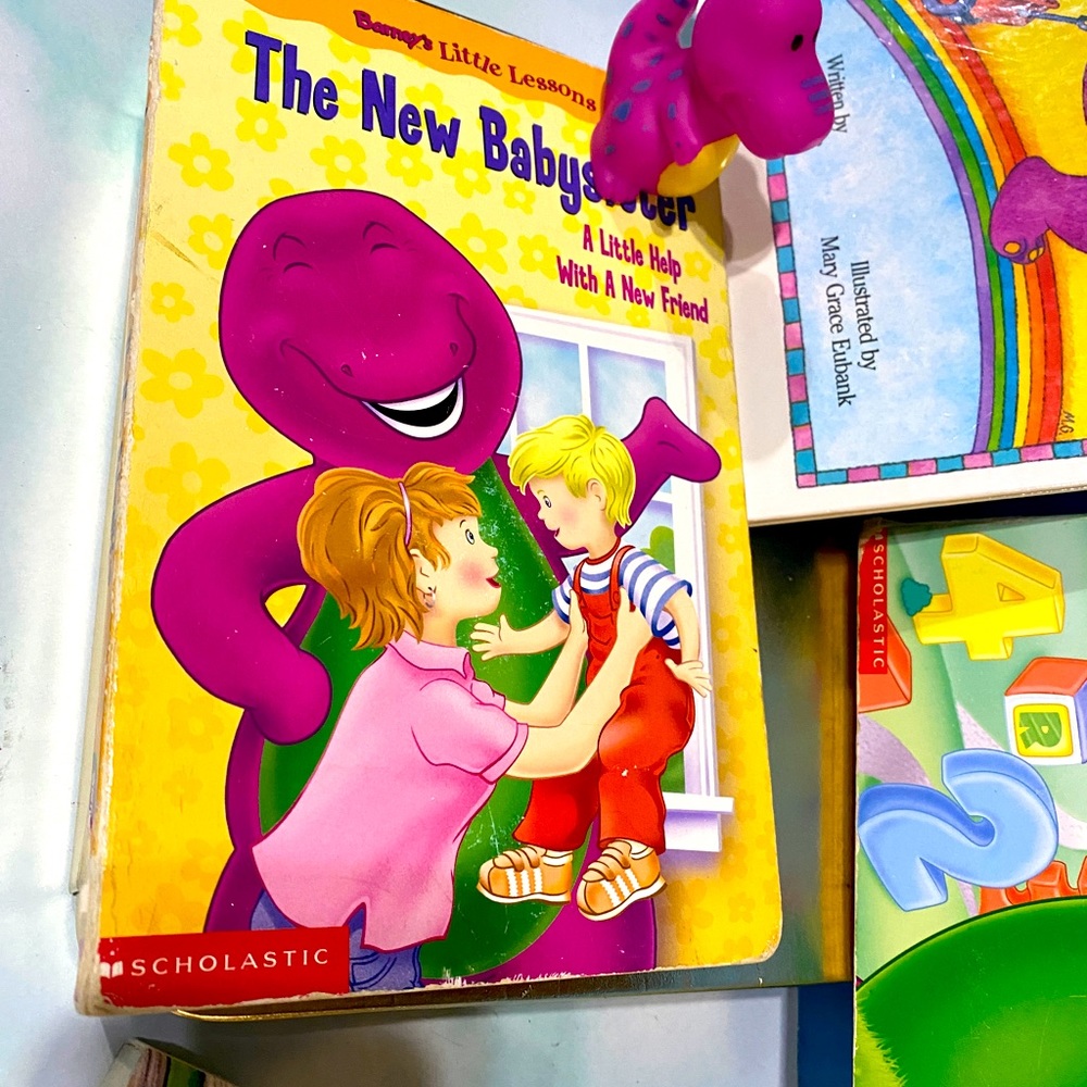 BARNEY THE PURPLE DINOSAUR VTG 90’s BOOK BUNDLE OF 4 BOOKS & PURPLE DINOSAUR - Picture 6 of 10